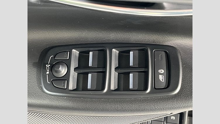 2015 認定中古車 Jaguar XE Yulong White 2WD プレステージ