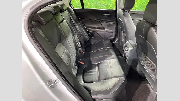 2015 認定中古車 Jaguar XE Yulong White 2WD プレステージ