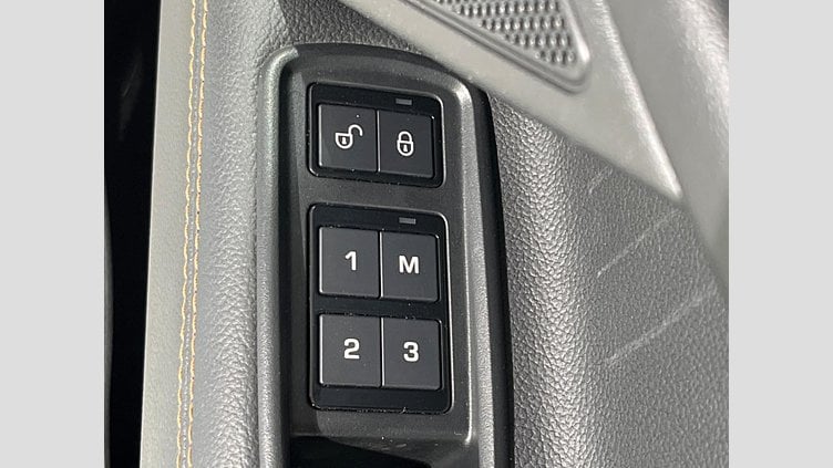 2015 認定中古車 Jaguar XE Yulong White 2WD プレステージ