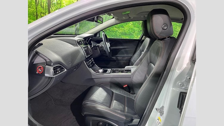 2015 認定中古車 Jaguar XE Yulong White 2WD プレステージ