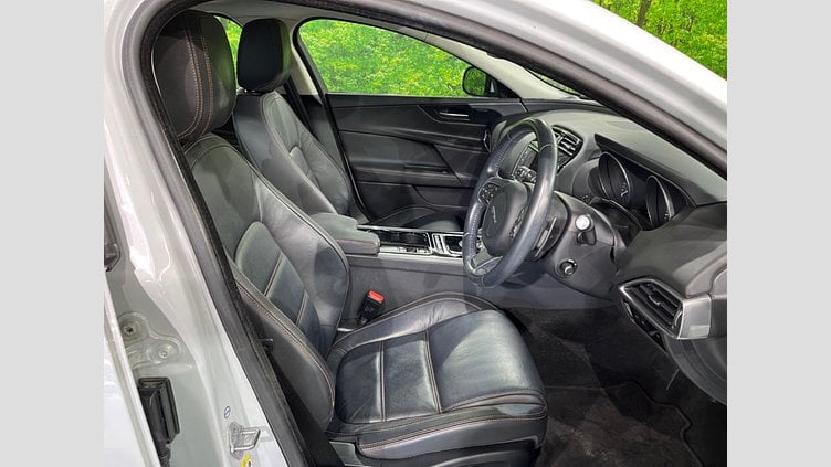 2015 認定中古車 Jaguar XE Yulong White 2WD プレステージ