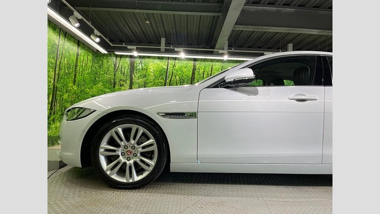 2015 認定中古車 Jaguar XE Yulong White 2WD プレステージ