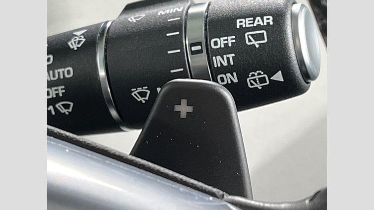 2015 認定中古車 Land Rover Discovery Sport Yulong White 2.0 litre Si4 Petrol HSE
