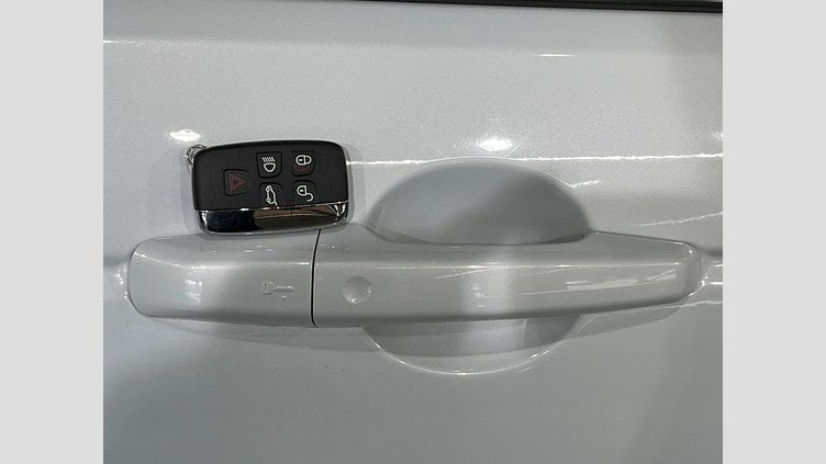 2015 認定中古車 Land Rover Discovery Sport Yulong White 2.0 litre Si4 Petrol HSE