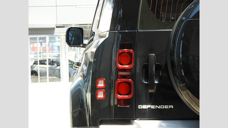 2022 認定中古車 Land Rover Defender 110 サントリーニブラック P300 AWD（AT） ベースグレード