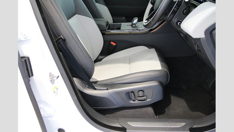 2024 認定中古車 Land Rover Range Rover Velar オストゥーニパールホワイト D200マイルドハイブリッド（ディーゼル） Dynamic SE