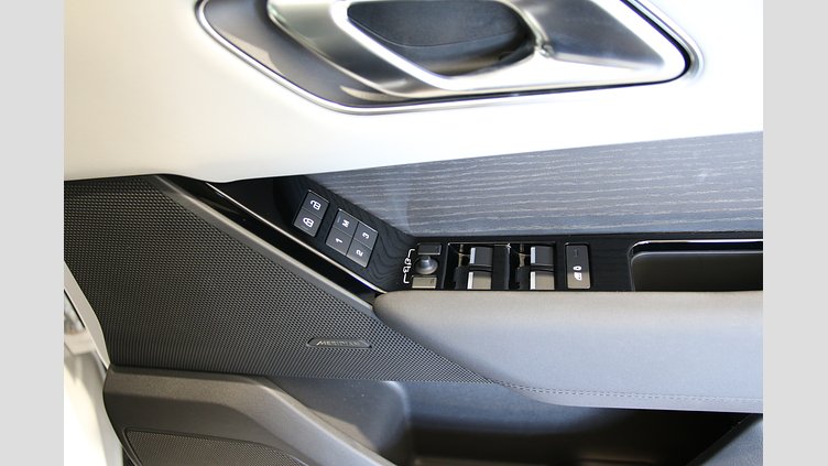 2024 認定中古車 Land Rover Range Rover Velar オストゥーニパールホワイト D200マイルドハイブリッド（ディーゼル） Dynamic SE