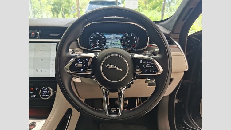 2022 認定中古車 Jaguar F-Pace サントリーニブラック P550 AWD（オートマチック） SVR