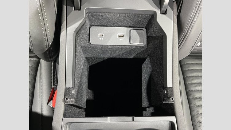 2024 認定中古車 Land Rover Discovery Sport サントリーニブラック プラグインハイブリッド（ガソリン） 標準ホイール Dynamic HSE
