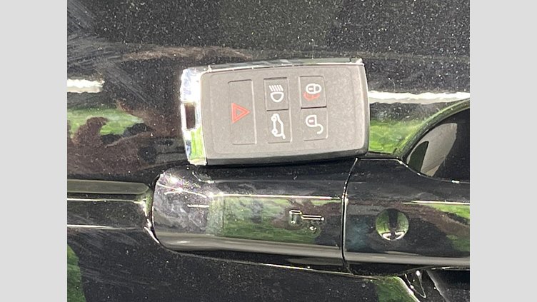 2024 認定中古車 Land Rover Discovery Sport サントリーニブラック プラグインハイブリッド（ガソリン） 標準ホイール Dynamic HSE