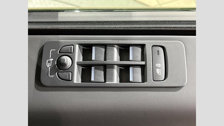 2024 認定中古車 Land Rover Discovery Sport サントリーニブラック プラグインハイブリッド（ガソリン） 標準ホイール Dynamic HSE