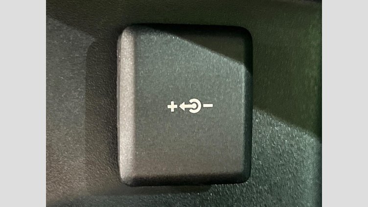 2024 認定中古車 Land Rover Discovery Sport サントリーニブラック プラグインハイブリッド（ガソリン） 標準ホイール Dynamic HSE