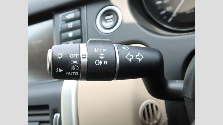 2015 認定中古車 Land Rover Discovery Sport Yulong White 2.0 litre Si4 Petrol HSE