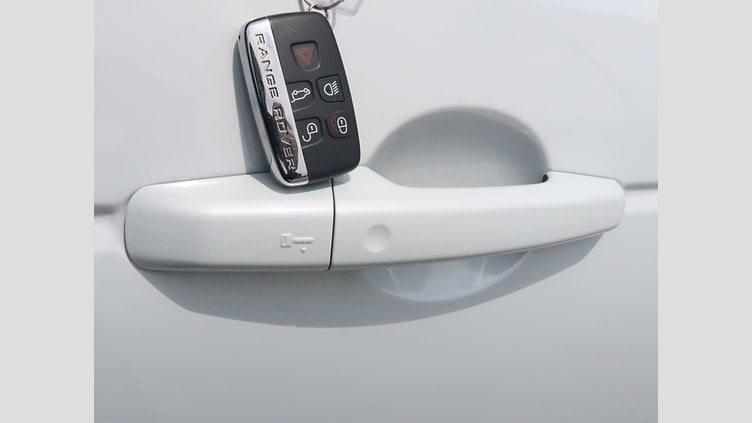 2015 認定中古車 Land Rover Discovery Sport Yulong White 2.0 litre Si4 Petrol HSE