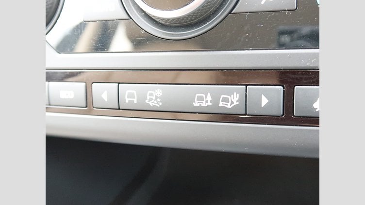 2015 認定中古車 Land Rover Discovery Sport Yulong White 2.0 litre Si4 Petrol HSE