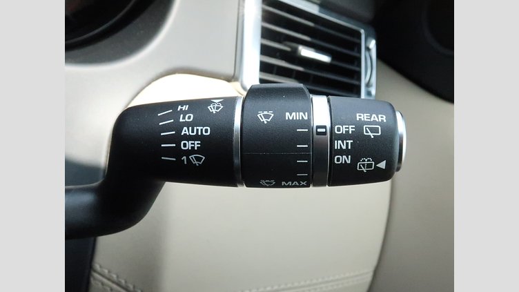 2015 認定中古車 Land Rover Discovery Sport Yulong White 2.0 litre Si4 Petrol HSE