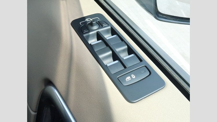 2015 認定中古車 Land Rover Discovery Sport Yulong White 2.0 litre Si4 Petrol HSE