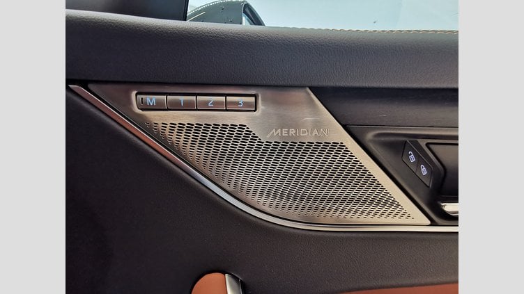 2024 認定中古車 Jaguar F-Pace オストゥーニパールホワイト P400e ガソリン プラグインハイブリッド R-DYNAMIC HSE