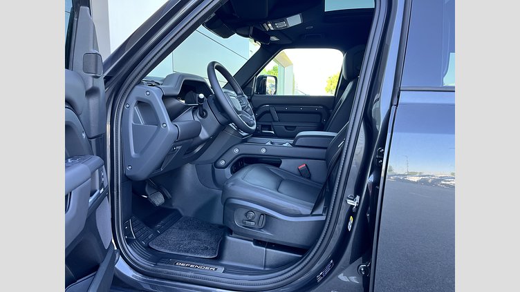 2025 SKLADOVÉ VOZIDLÁ Land Rover Defender 110 Sivá Carpathian D300 MHEV AWD X-Dynamic HSE