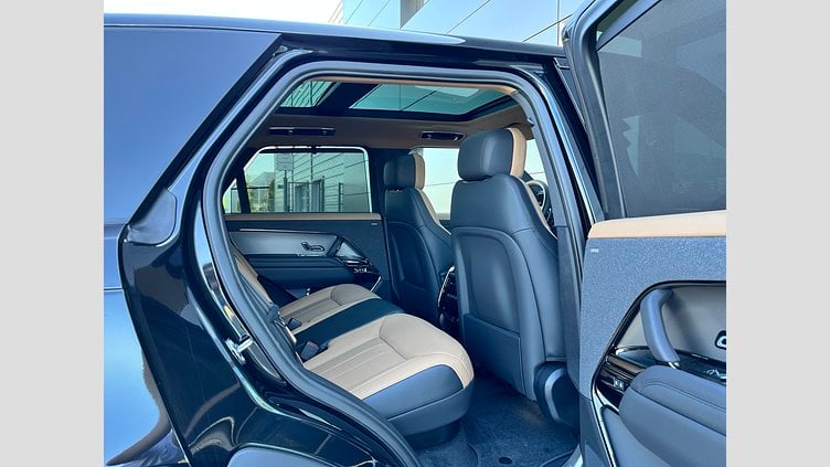2025 SKLADOVÉ VOZIDLÁ Land Rover Range Rover Sport Čierna Santorini P460e PHEV AWD Automat Dynamic SE