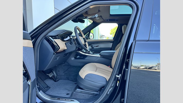 2025 SKLADOVÉ VOZIDLÁ Land Rover Range Rover Sport Čierna Santorini P460e PHEV AWD Automat Dynamic SE