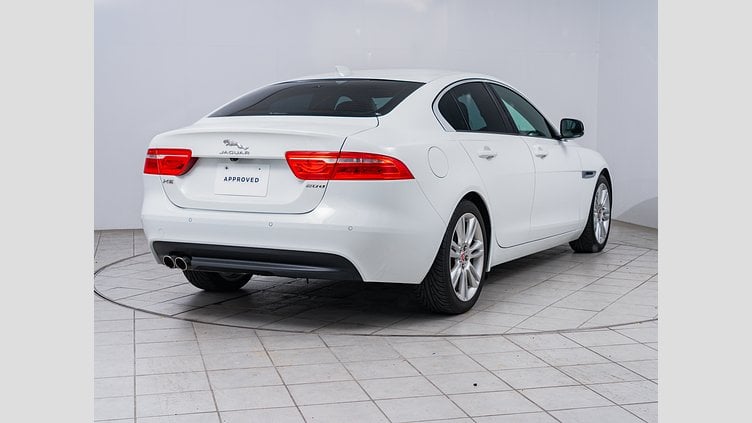 2017 認定中古車 Jaguar XE Fuji White 180PS
 ピュア