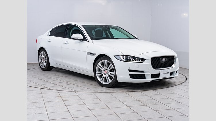 2017 認定中古車 Jaguar XE Fuji White 180PS
 ピュア