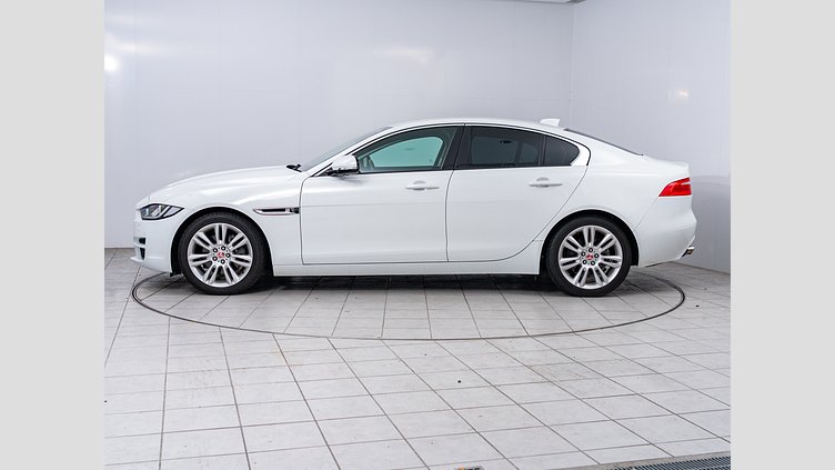 2017 認定中古車 Jaguar XE Fuji White 180PS
 ピュア