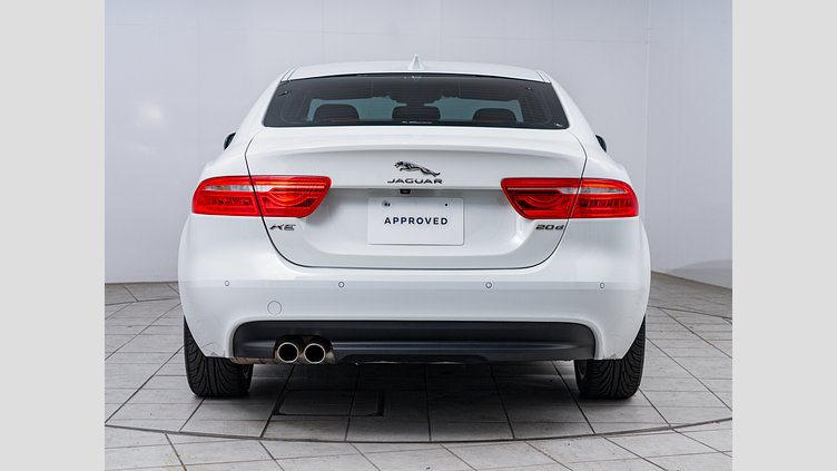 2017 認定中古車 Jaguar XE Fuji White 180PS
 ピュア