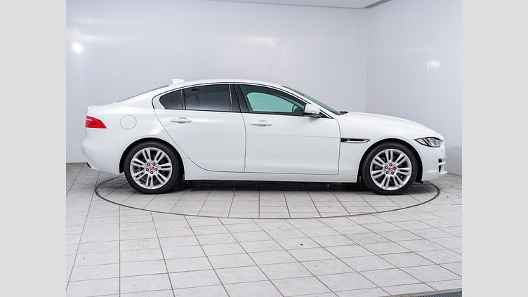 2017 認定中古車 Jaguar XE Fuji White 180PS
 ピュア