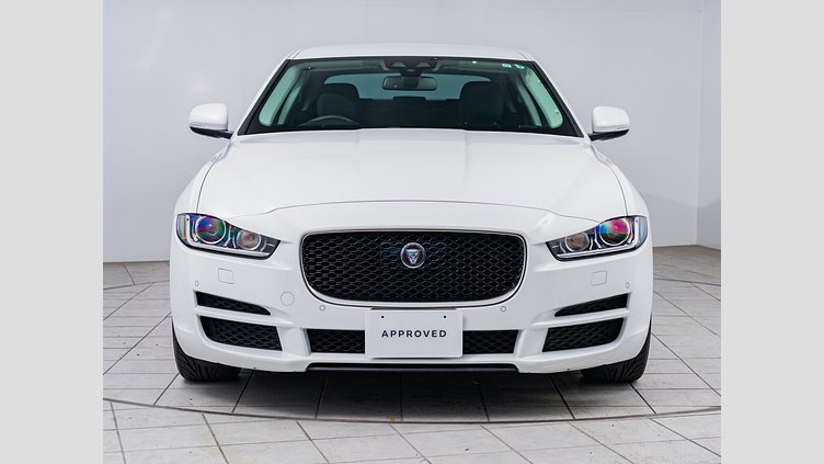 2017 認定中古車 Jaguar XE Fuji White 180PS
 ピュア