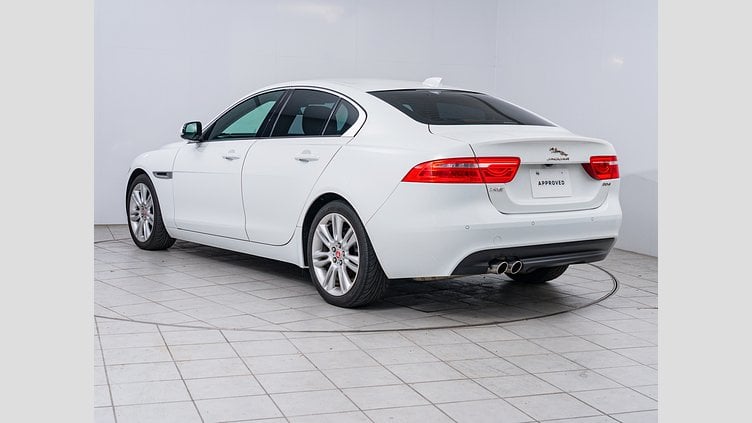 2017 認定中古車 Jaguar XE Fuji White 180PS
 ピュア