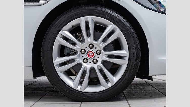 2017 認定中古車 Jaguar XE Fuji White 180PS
 ピュア