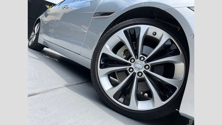 2021 認定中古車 Jaguar XF ハクバシルバー D200 AWD（オートマチック）MHEV SALOON S