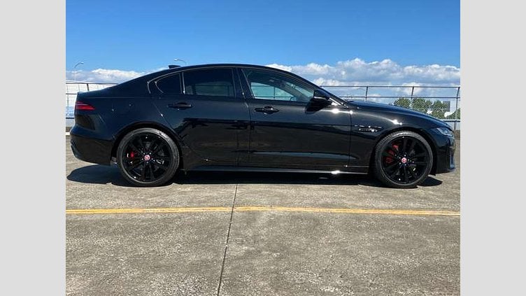 2022 認定中古車 Jaguar XE サントリーニブラック P250 RWD（オートマチック） 4 door Saloon R-DYNAMIC BLACK