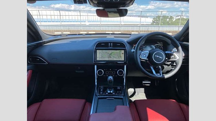 2022 認定中古車 Jaguar XE サントリーニブラック P250 RWD（オートマチック） 4 door Saloon R-DYNAMIC BLACK