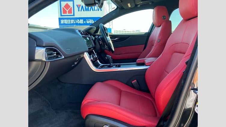 2022 認定中古車 Jaguar XE サントリーニブラック P250 RWD（オートマチック） 4 door Saloon R-DYNAMIC BLACK