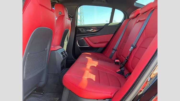 2022 認定中古車 Jaguar XE サントリーニブラック P250 RWD（オートマチック） 4 door Saloon R-DYNAMIC BLACK