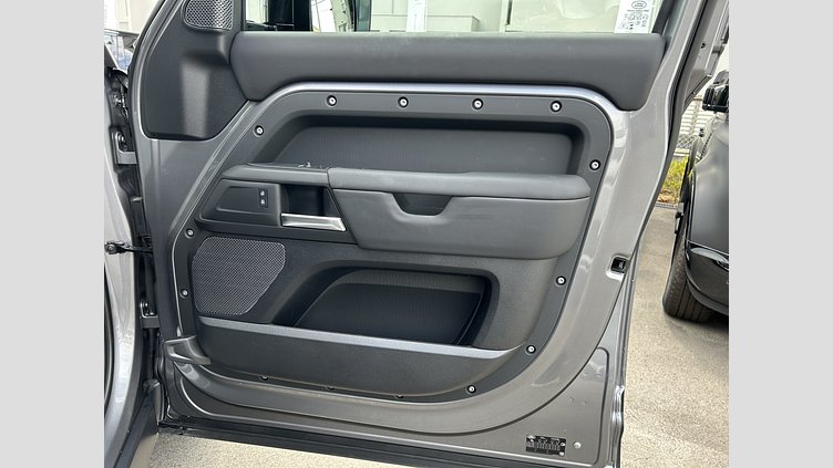 2023 認定中古車 Land Rover Defender 110 アイガーグレイ D300 AWD（AT） S
