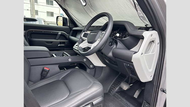 2023 認定中古車 Land Rover Defender 110 アイガーグレイ D300 AWD（AT） S