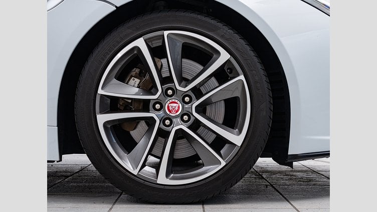 2019 認定中古車 Jaguar F-Type ユーロン ホワイト (メタリック) ジャガー 2.0リッターi4 300PS ターボチャージドガソリンエンジン (オートマチックトランスミッション) F-TYPEクーペ R-DYNAMIC