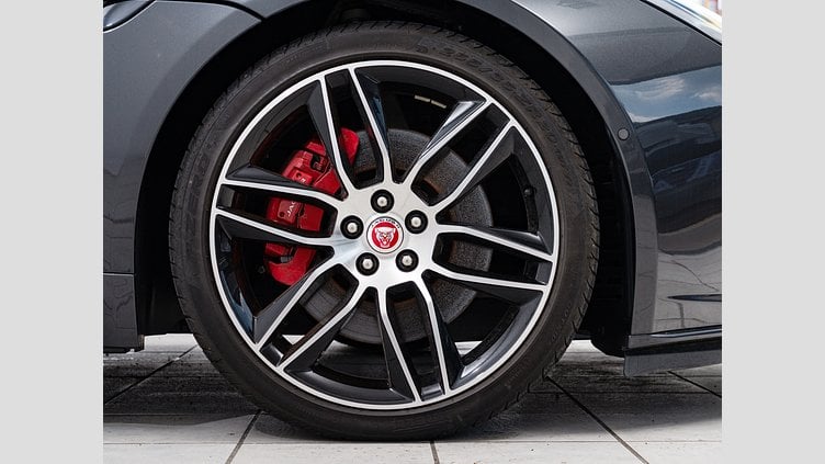 2019 認定中古車 Jaguar F-Type カルパチアン グレー (プレミアム・メタリック) ジャガー 2.0リッターi4 300PS ターボチャージドガソリンエンジン (オートマチックトランスミッション) F-TYPEクーペ CHEQUERED FLAG
