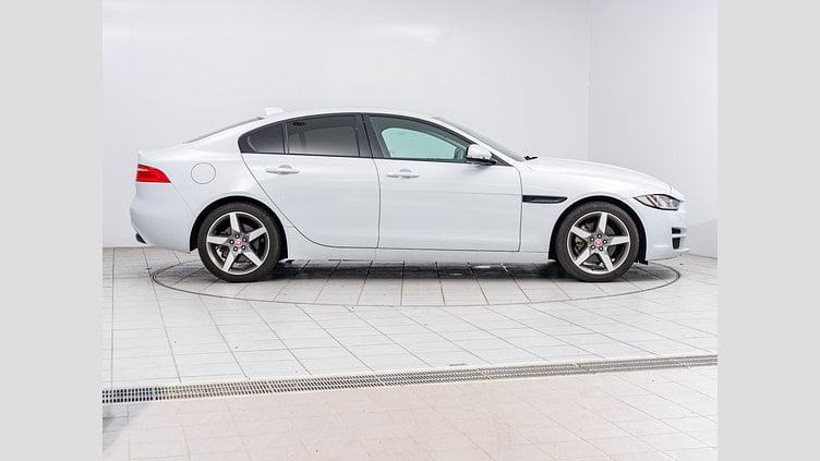 2018 認定中古車 Jaguar XE Yulong White 2WD　 プレステージ