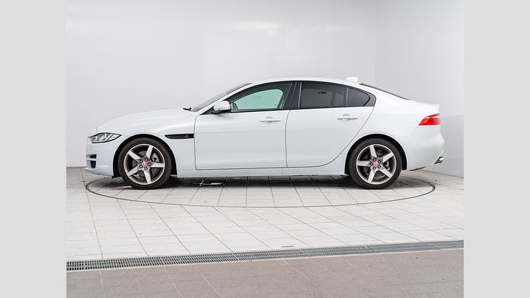 2018 認定中古車 Jaguar XE Yulong White 2WD　 プレステージ