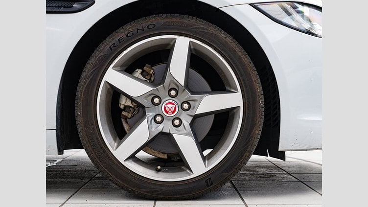 2018 認定中古車 Jaguar XE Yulong White 2WD　 プレステージ