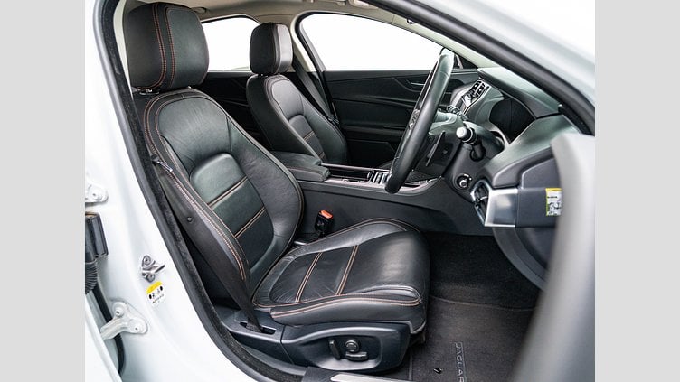 2018 認定中古車 Jaguar XE Yulong White 2WD　 プレステージ