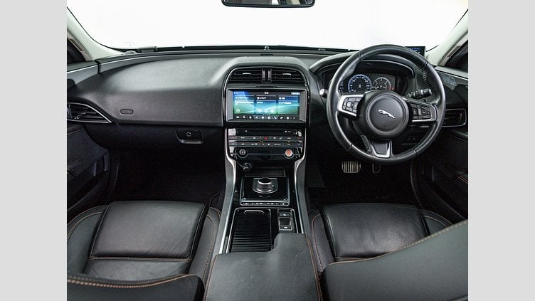 2018 認定中古車 Jaguar XE Yulong White 2WD　 プレステージ