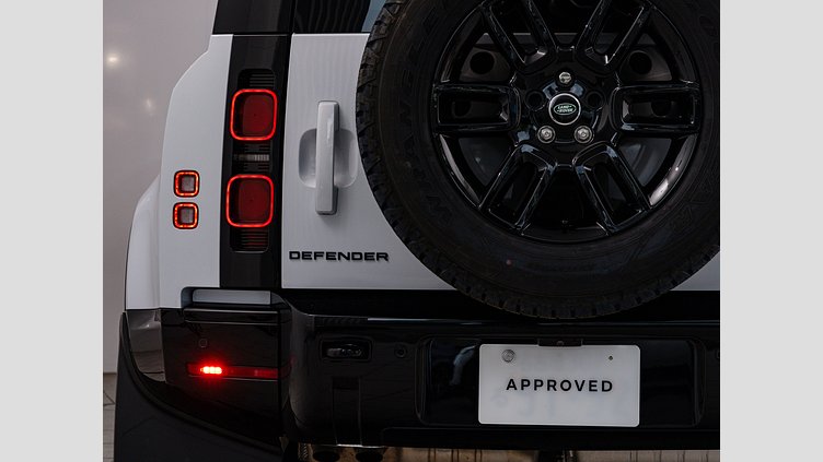 2023 認定中古車 Land Rover Defender 110 ユーロンホワイト D300 AWD（AT） X-DYNAMIC SE