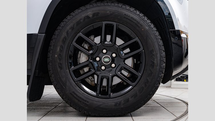 2023 認定中古車 Land Rover Defender 110 ユーロンホワイト D300 AWD（AT） X-DYNAMIC SE
