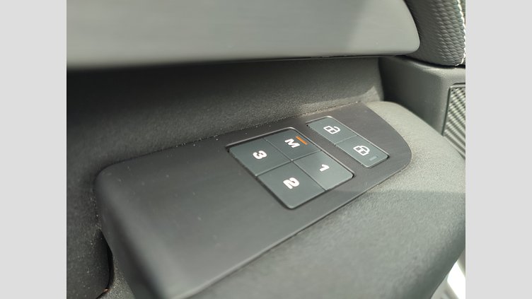 2024 Approved/Jazdené Land Rover Discovery Eiger Grey 4x4 3.0 I6 D300 MHEV Dynamic SE AWD A/T 5 2